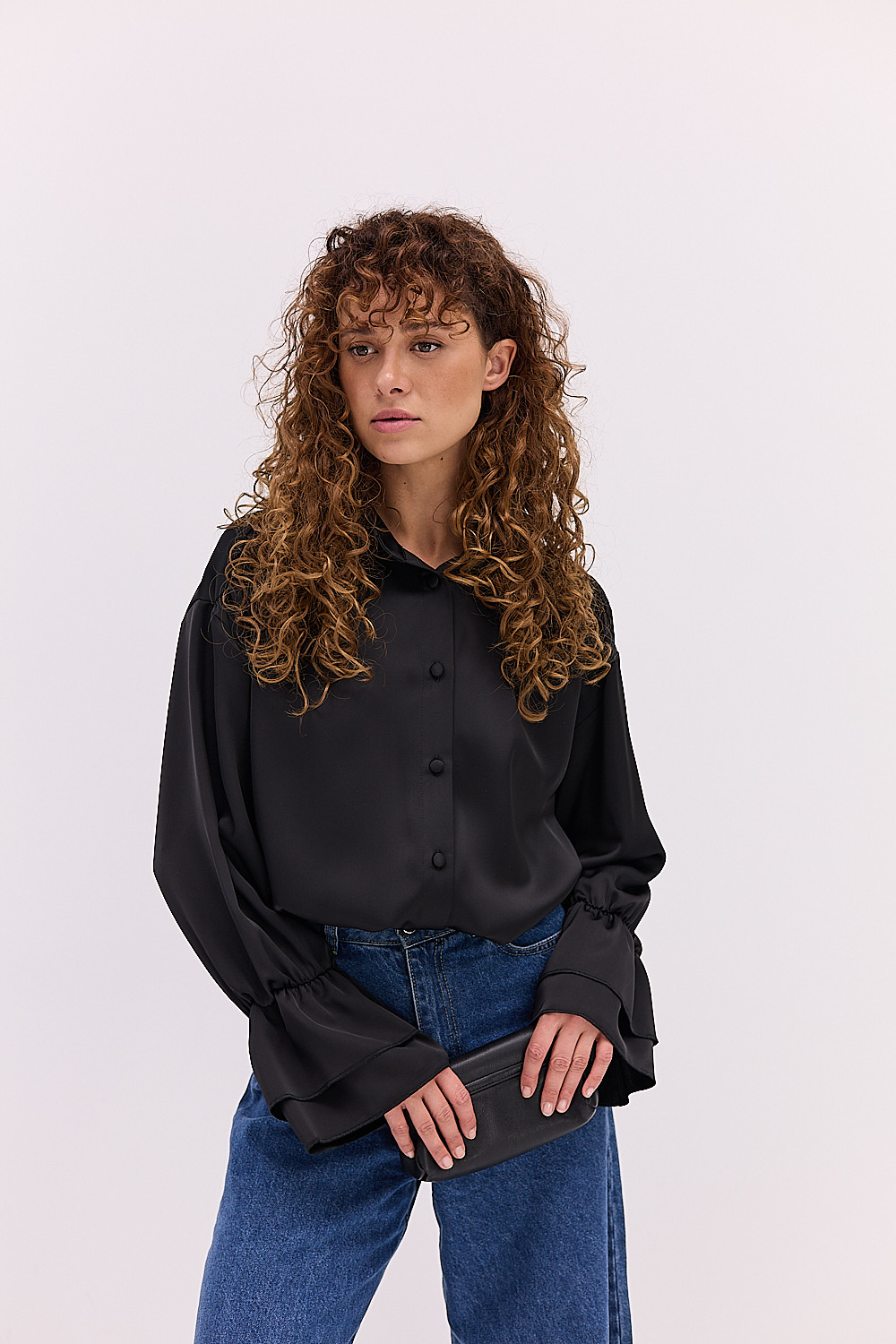 Блуза атласна чорна з воланами на рукавах