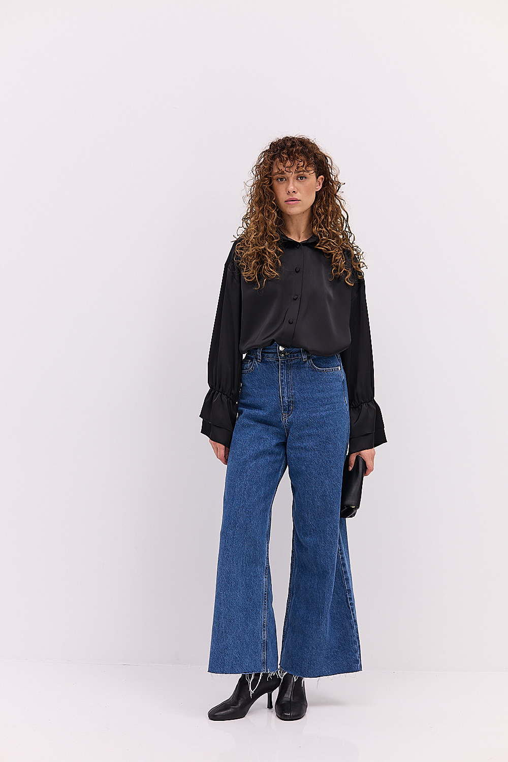 Блуза атласна чорна з воланами на рукавах