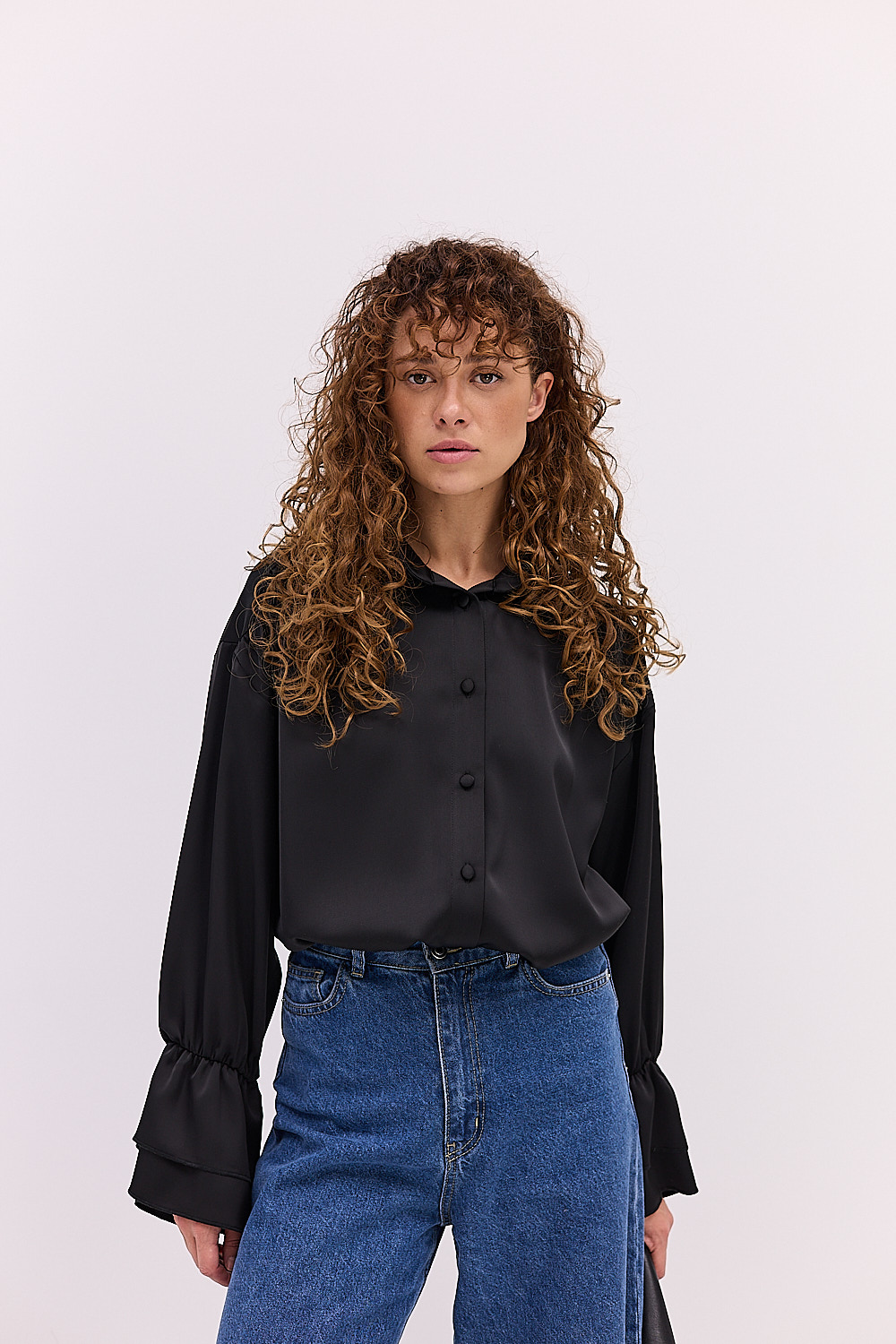 Блуза атласна чорна з воланами на рукавах
