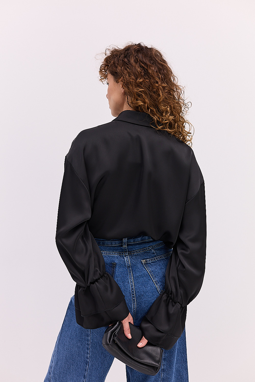 Блуза атласна чорна з воланами на рукавах