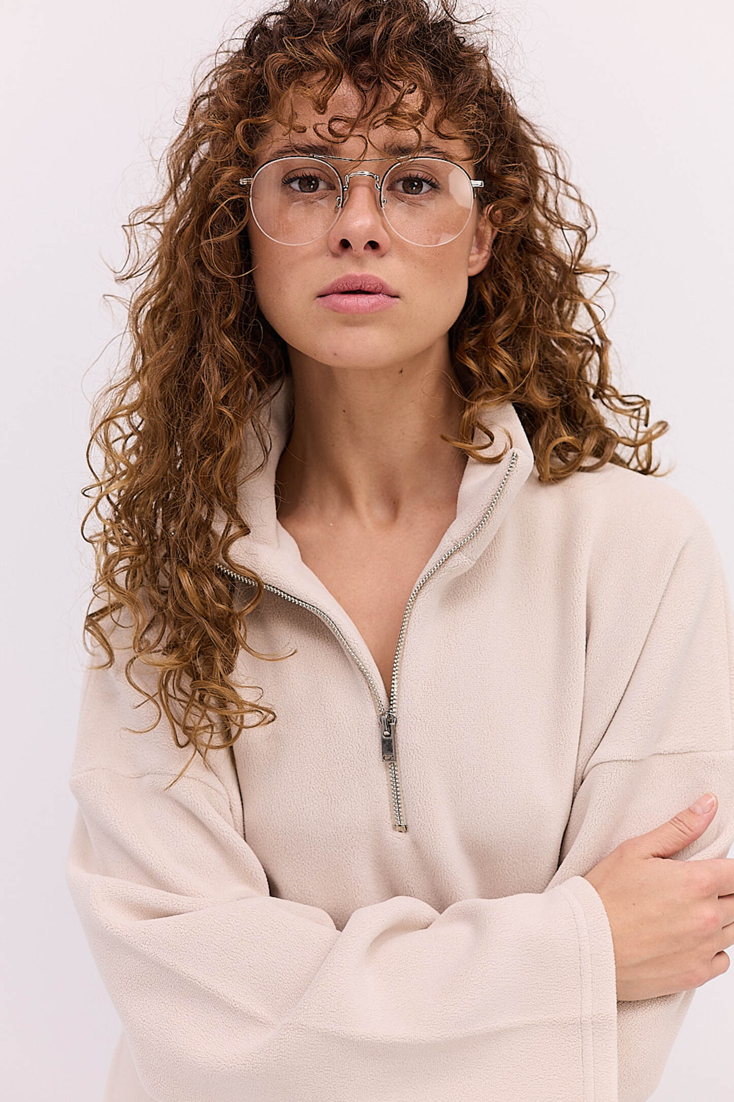 Жіночий флісовий світшот світло-бежевий з коміром на блискавці