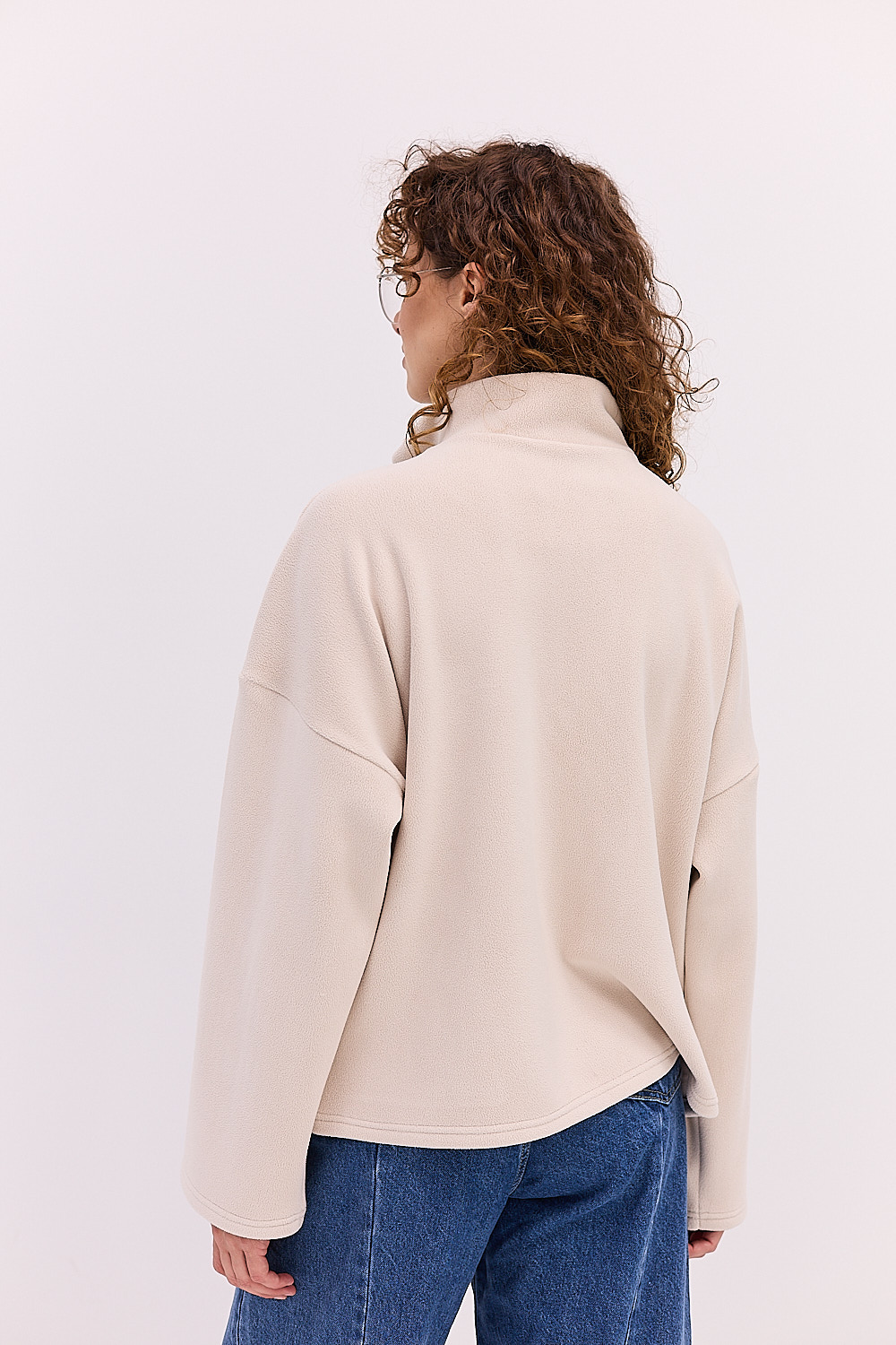 Жіночий флісовий світшот світло-бежевий з коміром на блискавці