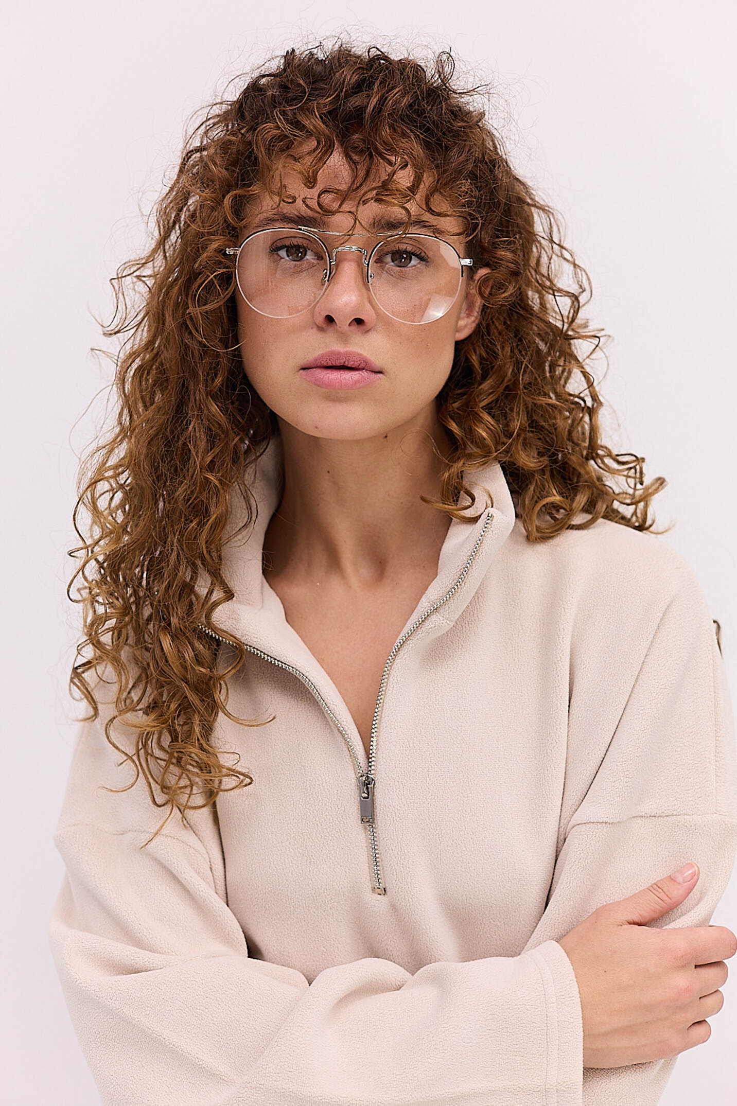 Жіночий флісовий світшот світло-бежевий з коміром на блискавці