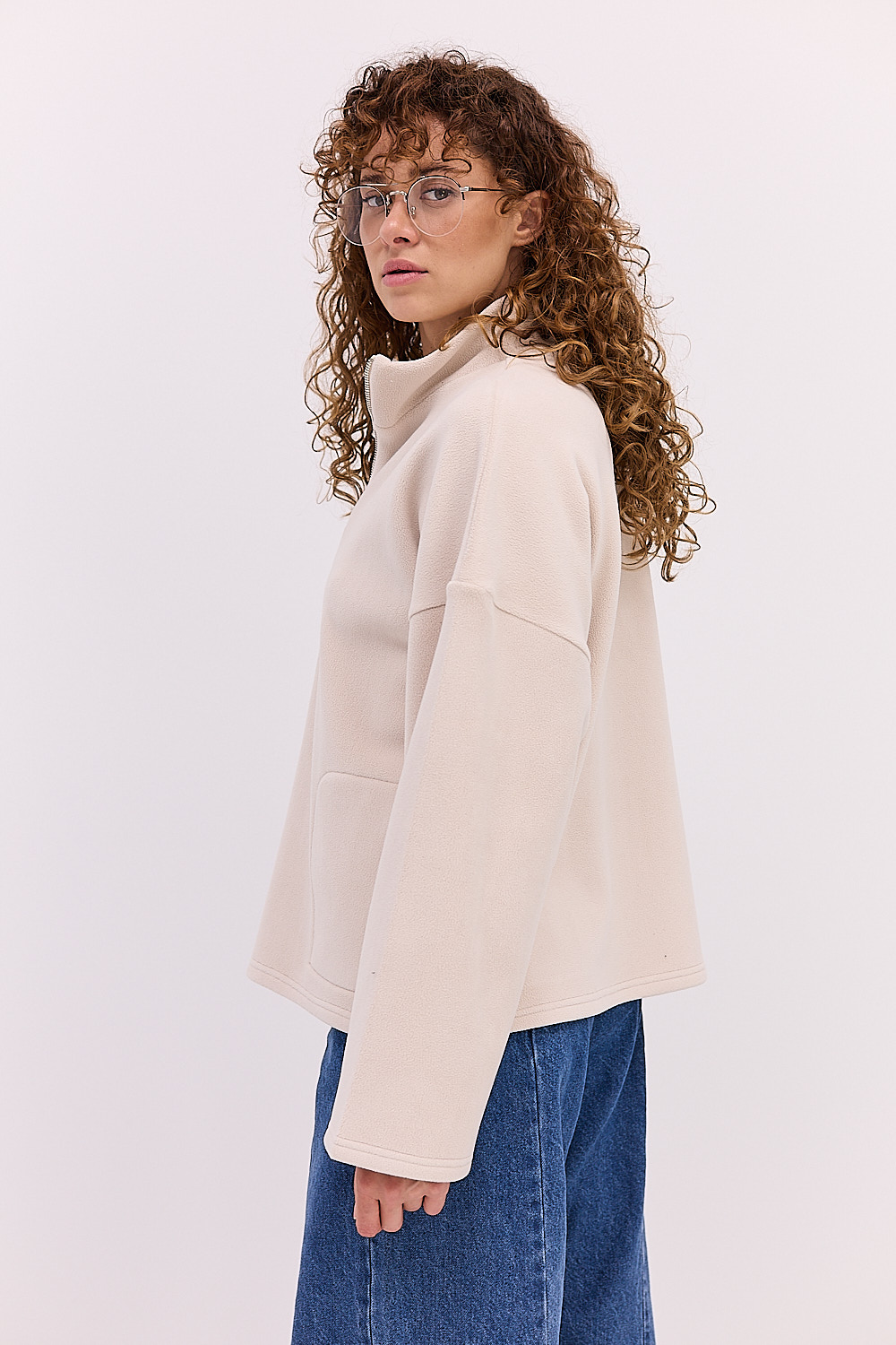 Жіночий флісовий світшот світло-бежевий з коміром на блискавці