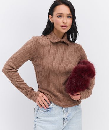 Жіночий теплий лонгслів в рубчик коричневий зі стояче-відкладним коміром