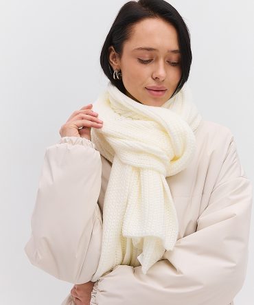 Жіночий в`язаний шарф зимовий молочного кольору