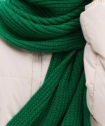Жіночий в`язаний шарф зимовий світло-зеленого кольору