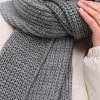 Жіночий в`язаний шарф зимовий темно-сірого кольору