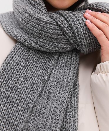 Жіночий в`язаний шарф зимовий темно-сірого кольору