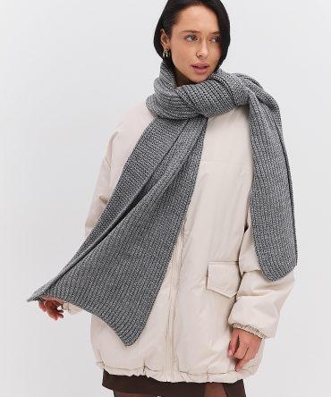 Жіночий в`язаний шарф зимовий темно-сірого кольору