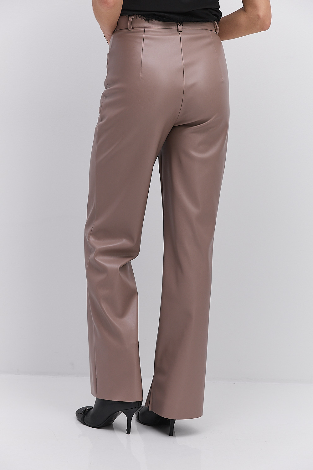 Жіночі шкіряні штани бежеві з розрізами внизу