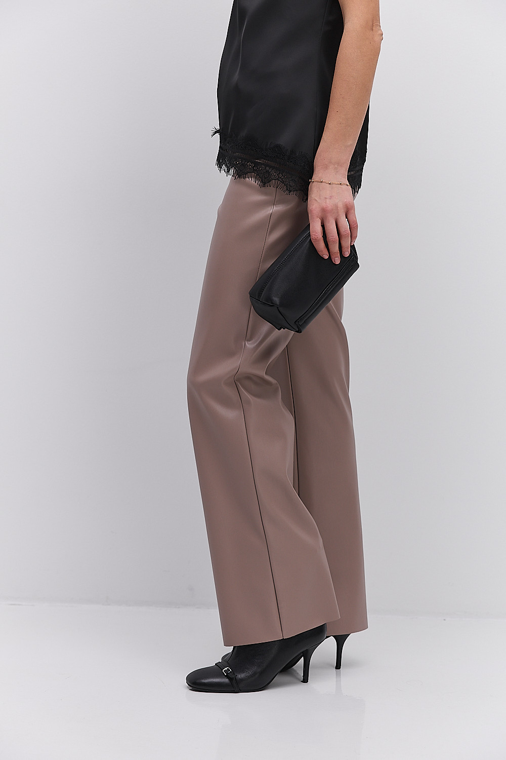 Жіночі шкіряні штани бежеві з розрізами внизу