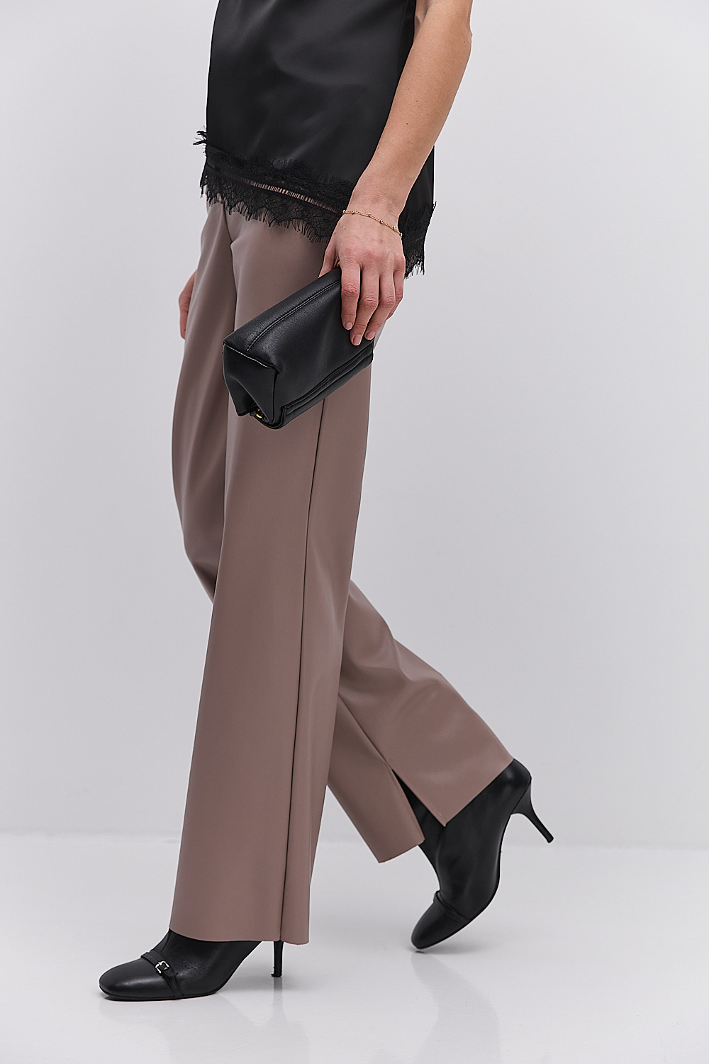 Жіночі шкіряні штани бежеві з розрізами внизу