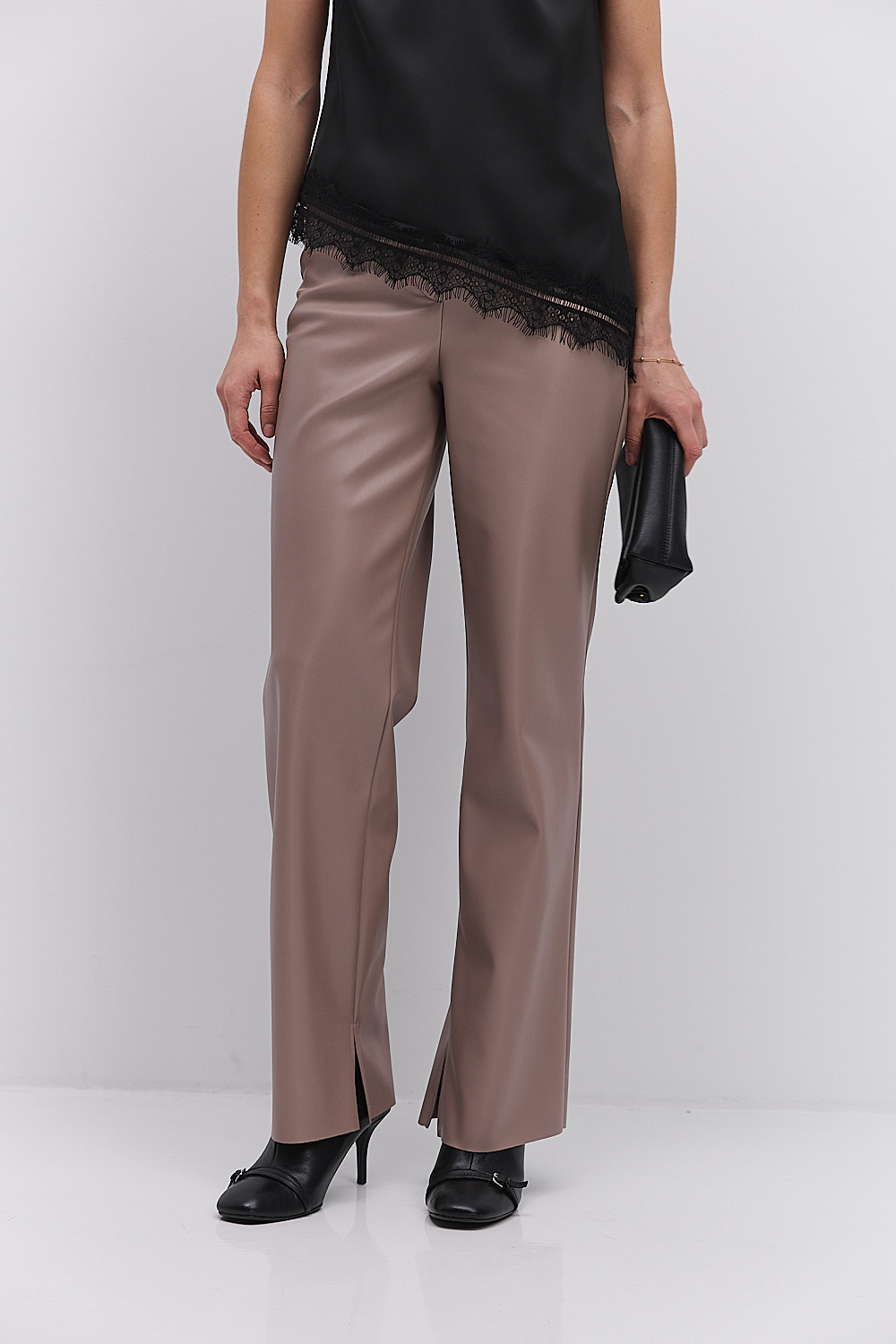 Жіночі шкіряні штани бежеві з розрізами внизу