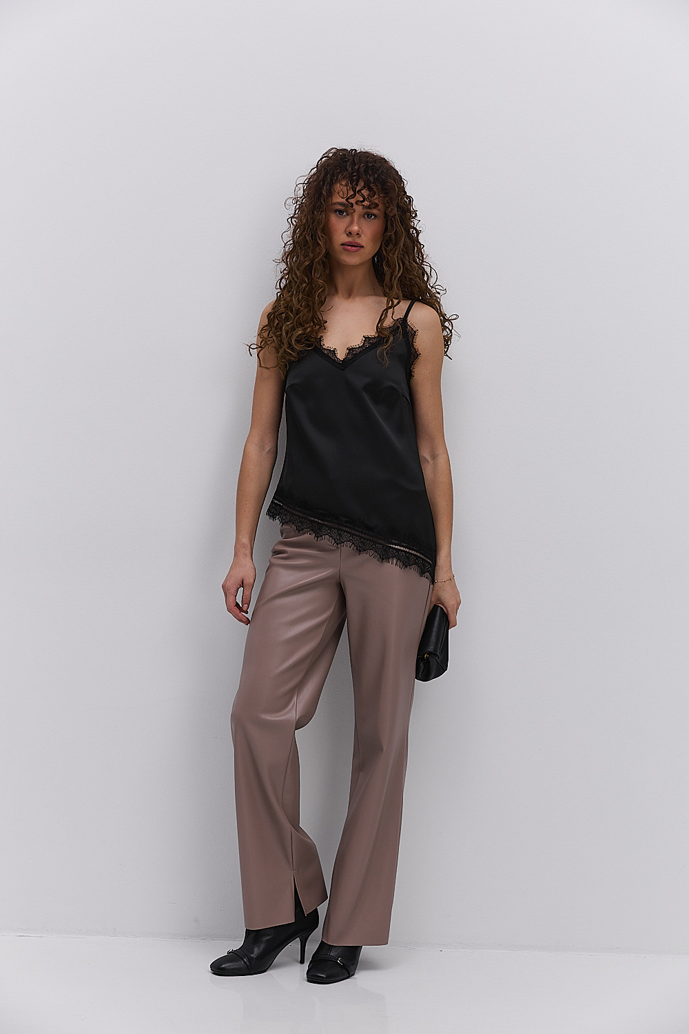 Жіночі шкіряні штани бежеві з розрізами внизу