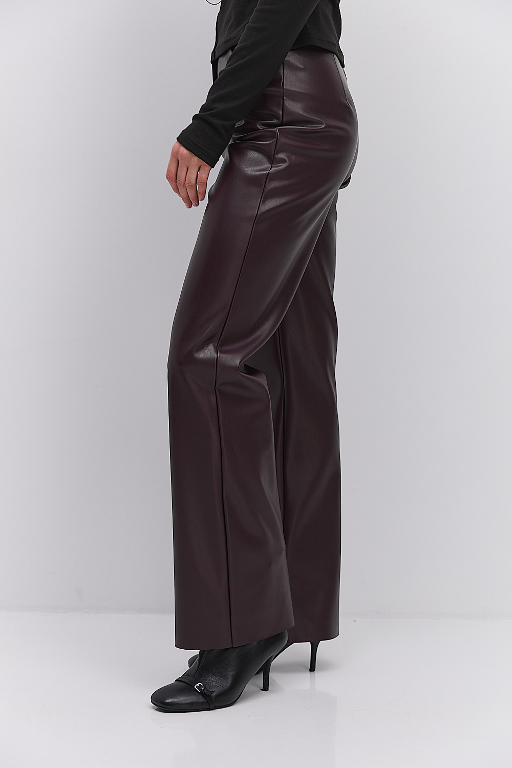 Жіночі шкіряні штани бордові з розрізами внизу