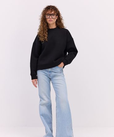 Жіночий утеплений світшот чорний з принтом на спині