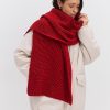 Жіночий в`язаний шарф зимовий темно-червоного кольору