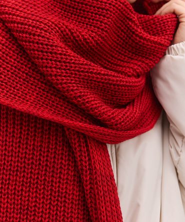 Жіночий в`язаний шарф зимовий темно-червоного кольору