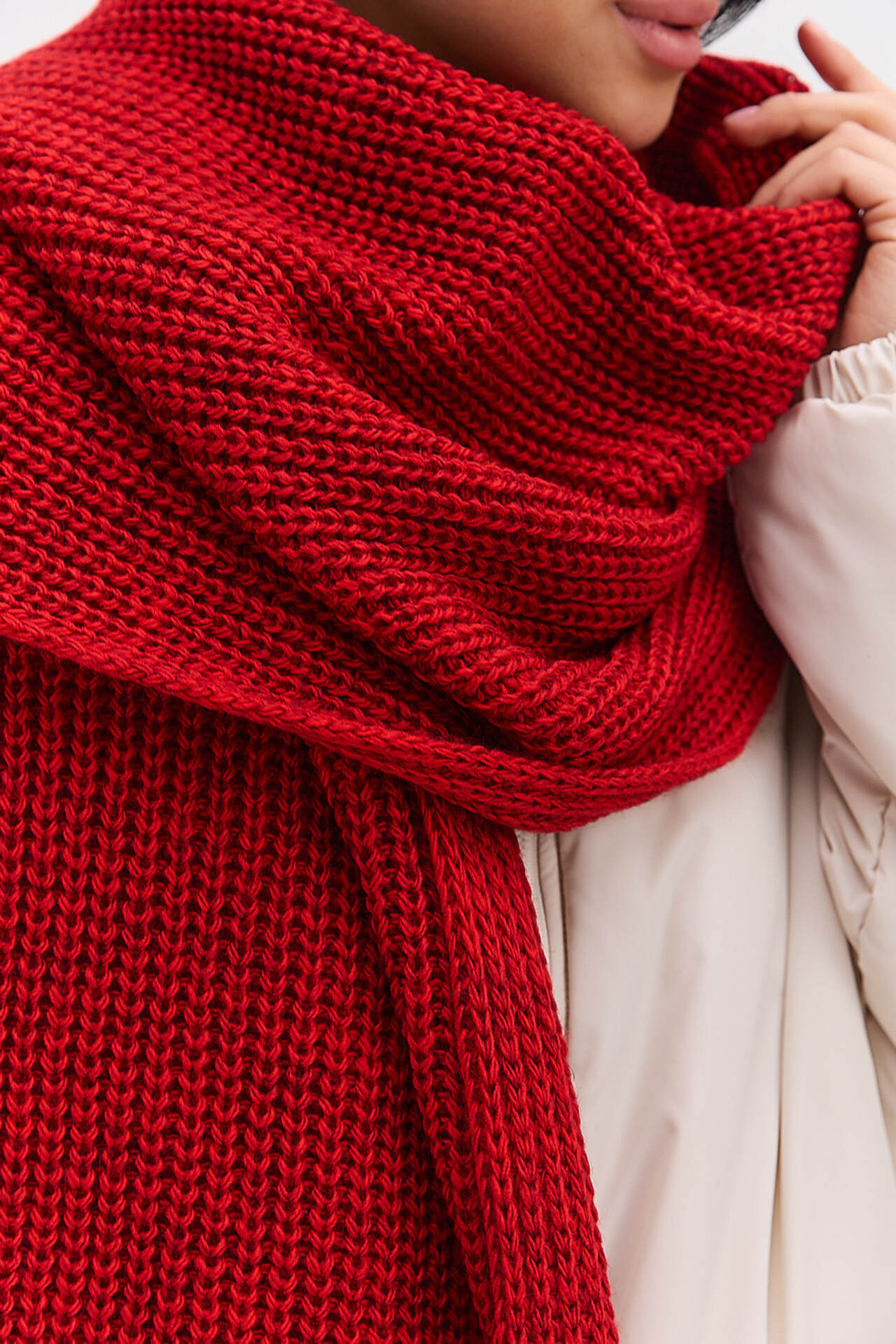 Жіночий в`язаний шарф зимовий темно-червоного кольору