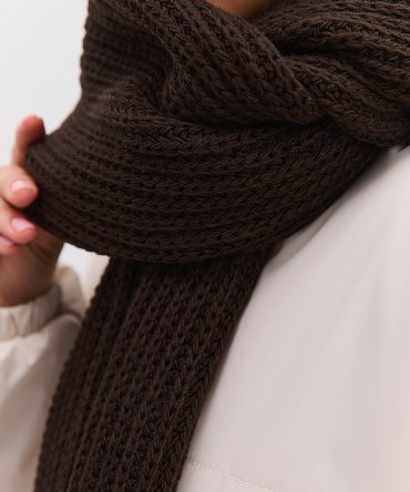 Жіночий в`язаний шарф зимовий темно-шоколадного кольору
