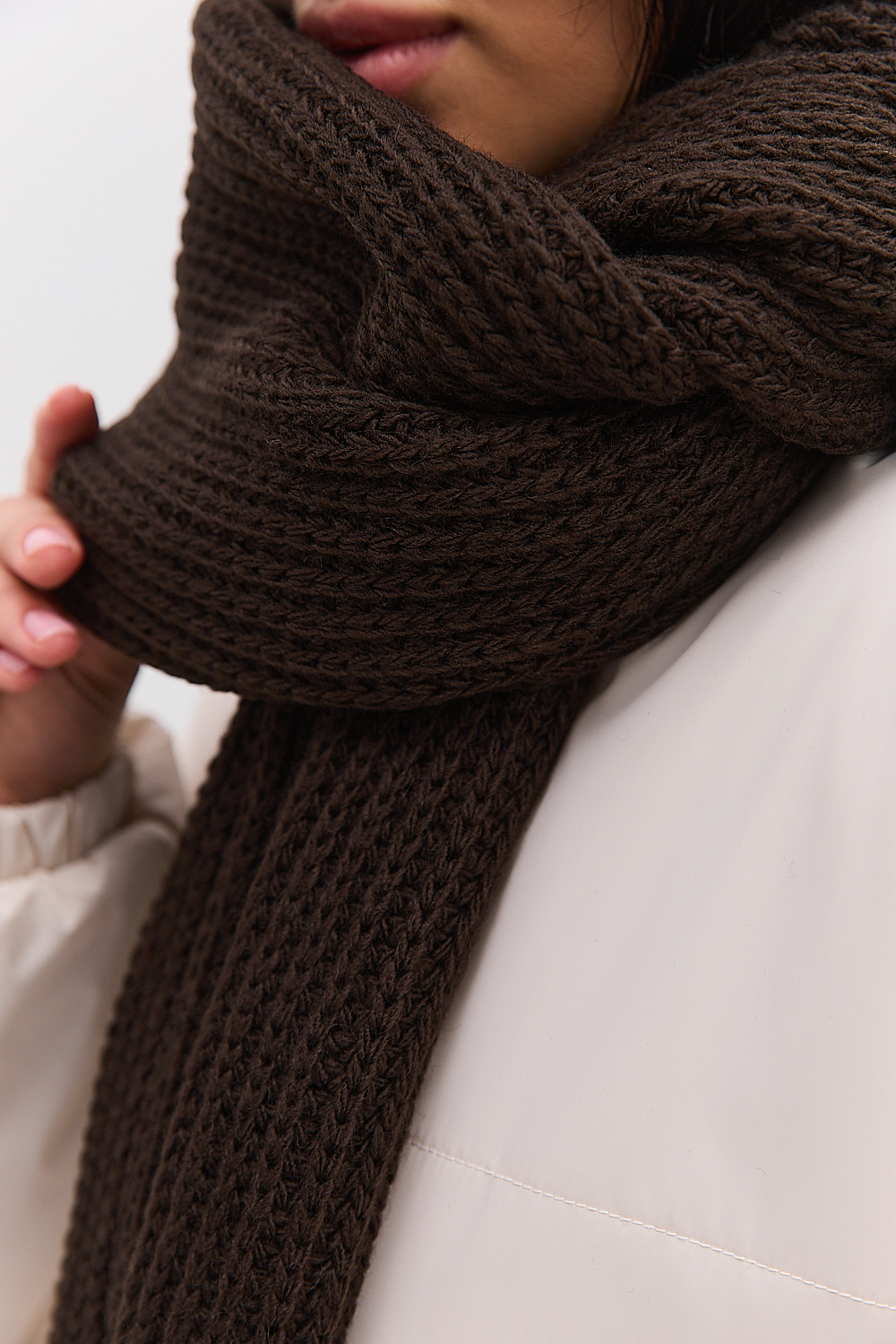 Жіночий в`язаний шарф зимовий темно-шоколадного кольору