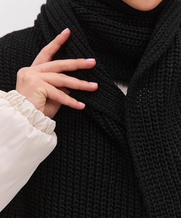 Жіночий в`язаний шарф зимовий чорного кольору