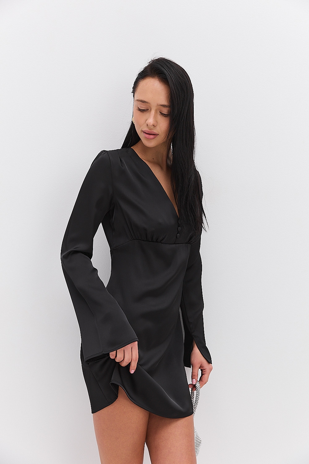 Вечірня атласна сукня коротка чорного кольору