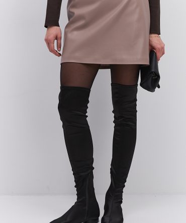 Коротка спідниця з екошкіри бежевого кольору