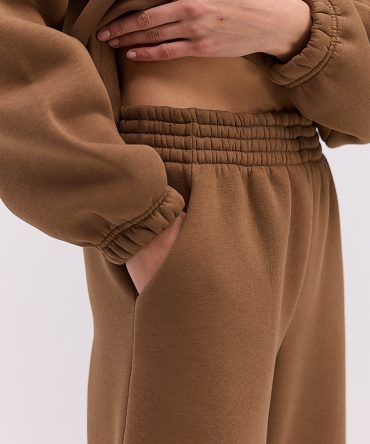 Жіночий спортивний костюм з теплого трикотажу коричневий