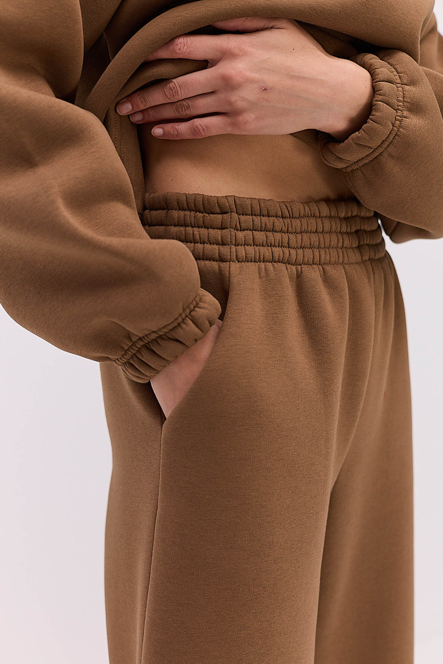 Жіночий спортивний костюм з теплого трикотажу коричневий