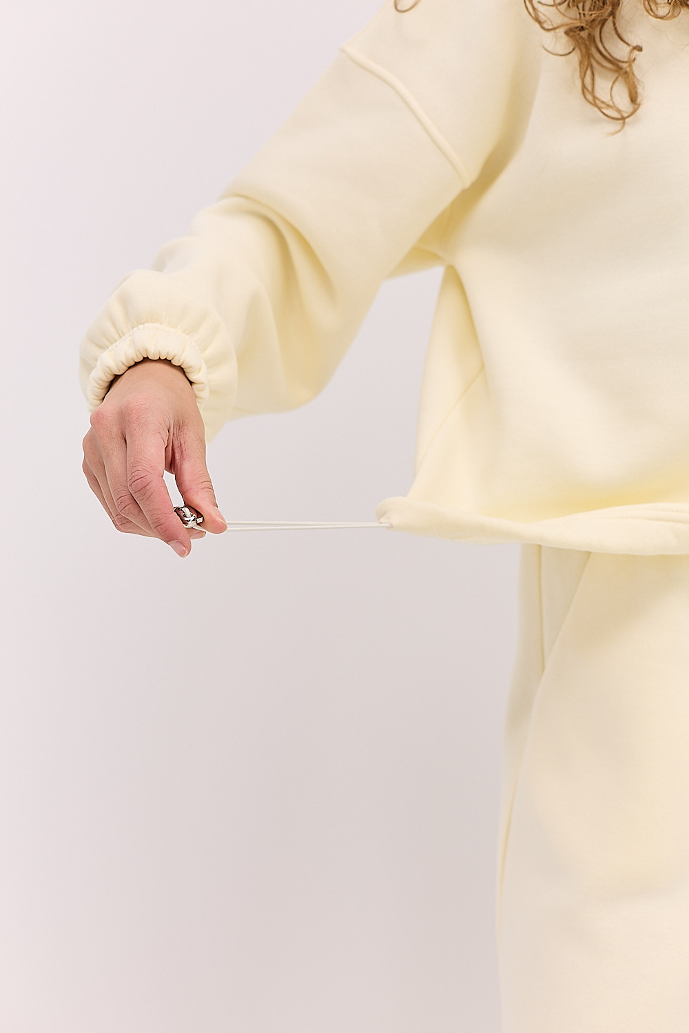 Жіночий спортивний костюм з теплого трикотажу кремовий