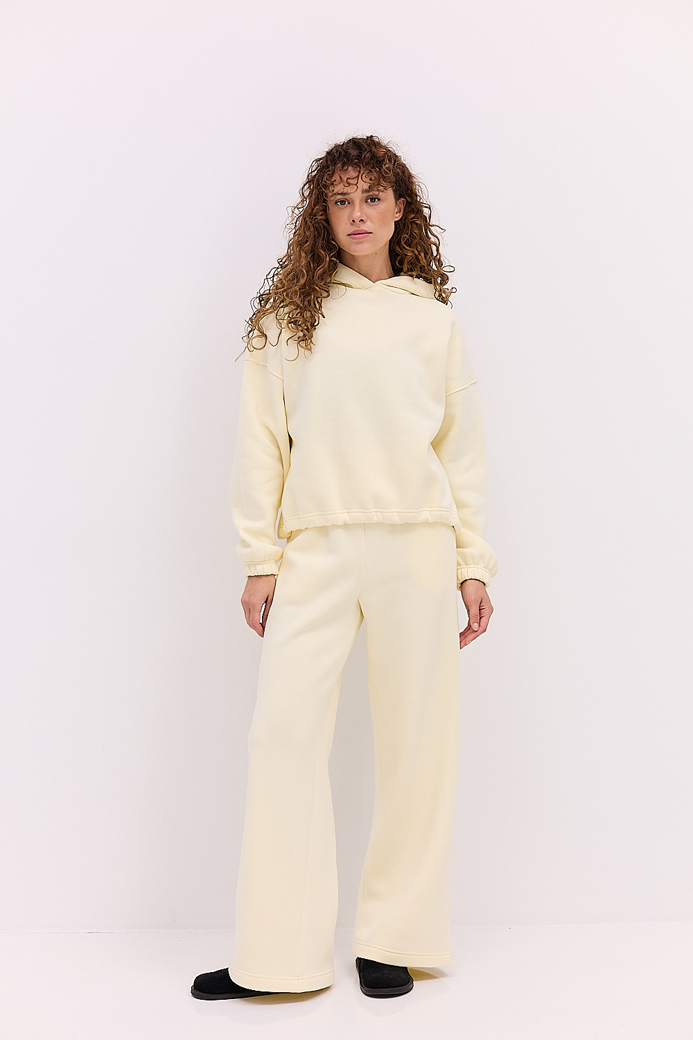 Жіночий спортивний костюм з теплого трикотажу кремовий