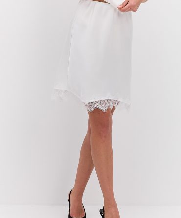 Атласна спідниця міні молочна з мереживом внизу
