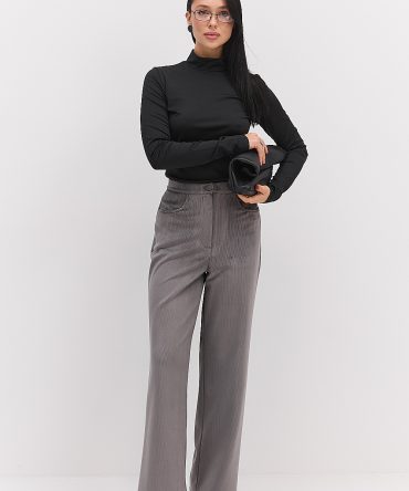 Жіночий лонгслів з коміром-стійкою і вирізом для пальчика чорний