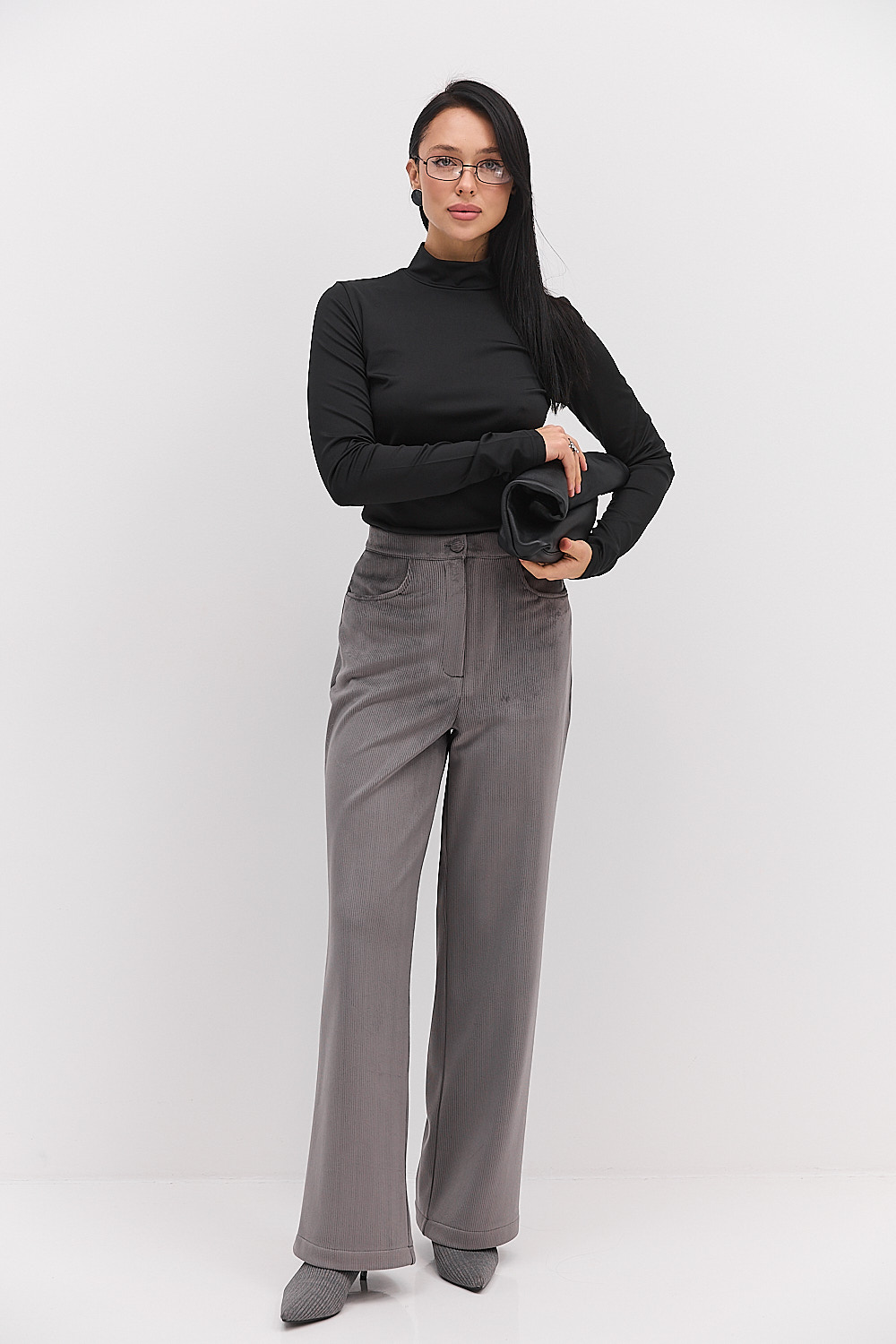 Жіночий лонгслів з коміром-стійкою і вирізом для пальчика чорний