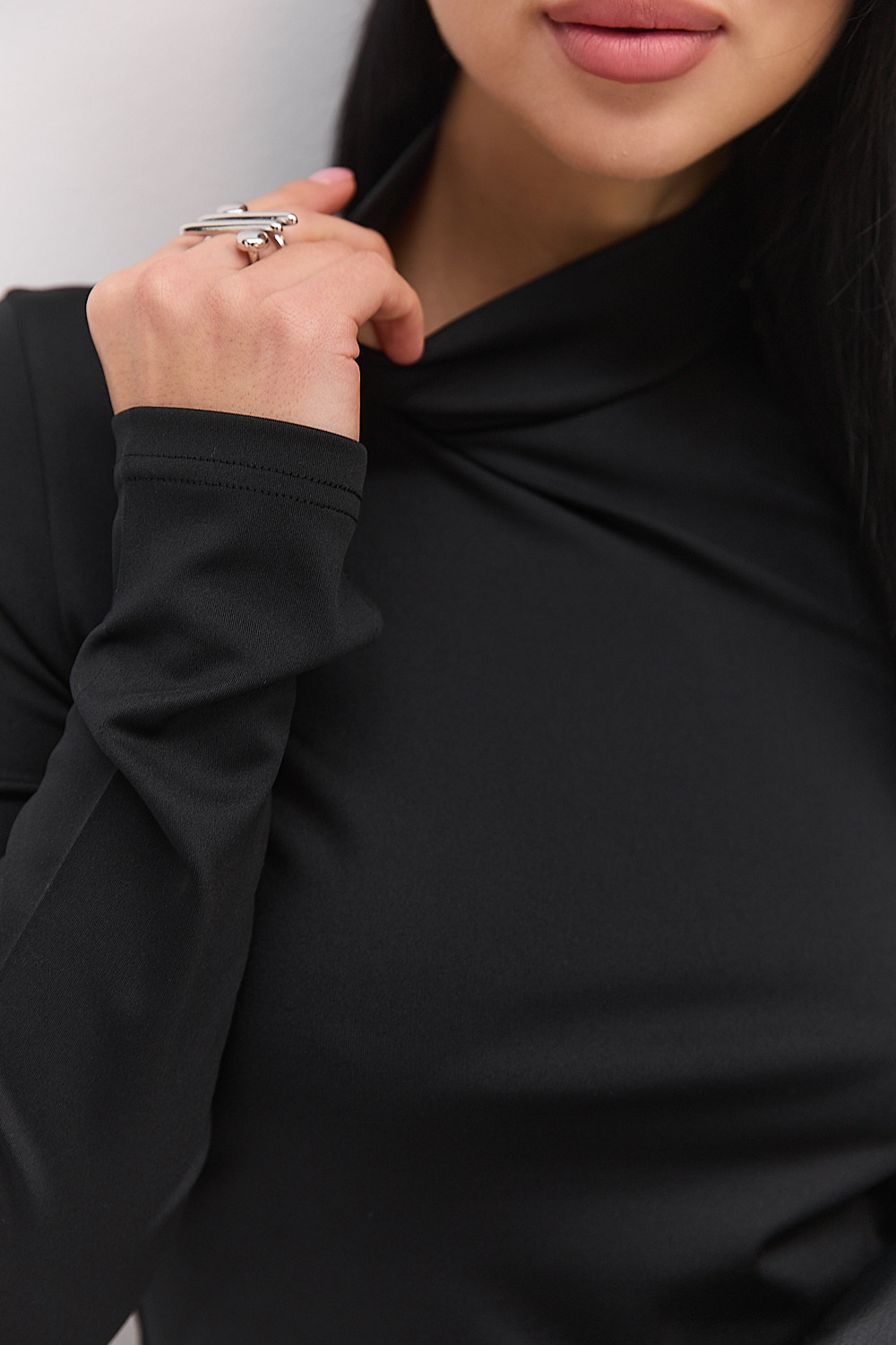 Жіночий лонгслів з коміром-стійкою і вирізом для пальчика чорний