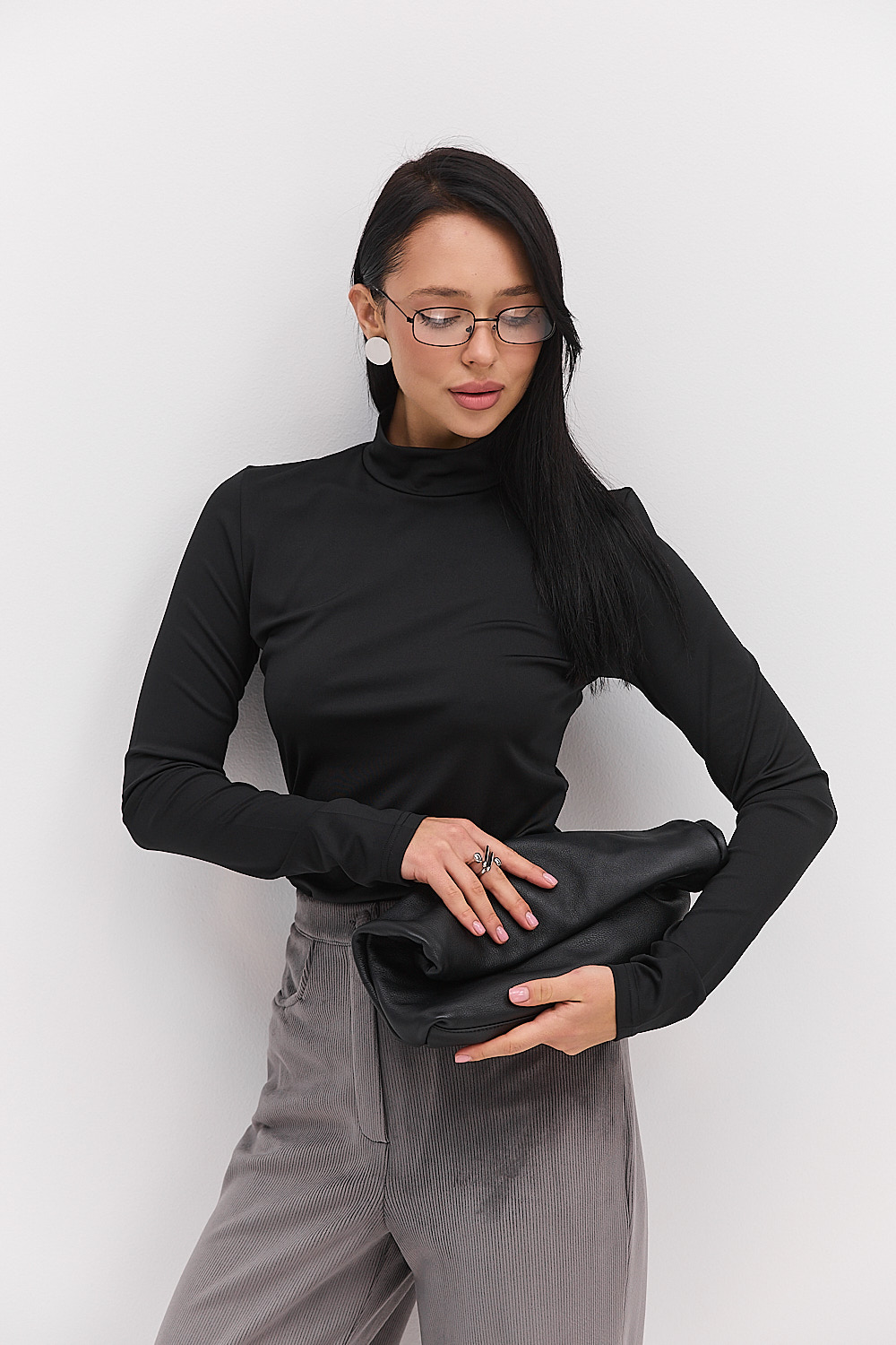 Жіночий лонгслів з коміром-стійкою і вирізом для пальчика чорний