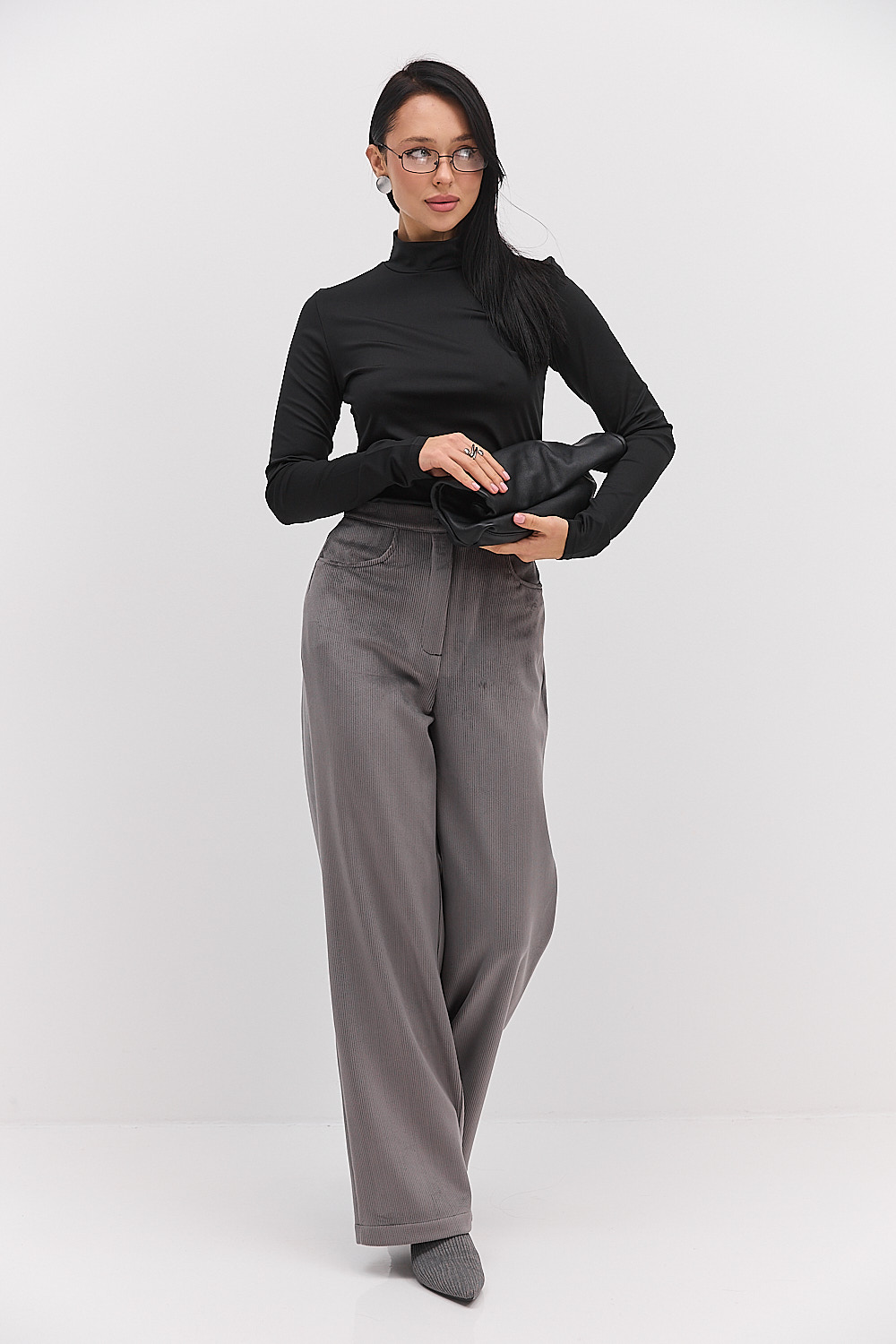 Жіночий лонгслів з коміром-стійкою і вирізом для пальчика чорний