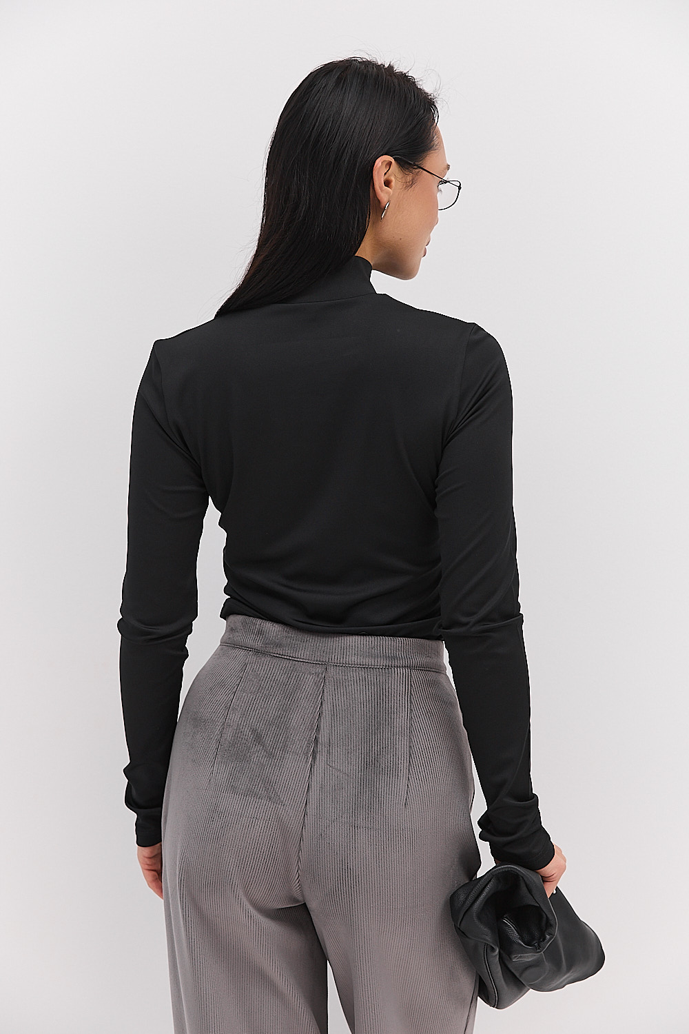 Жіночий лонгслів з коміром-стійкою і вирізом для пальчика чорний