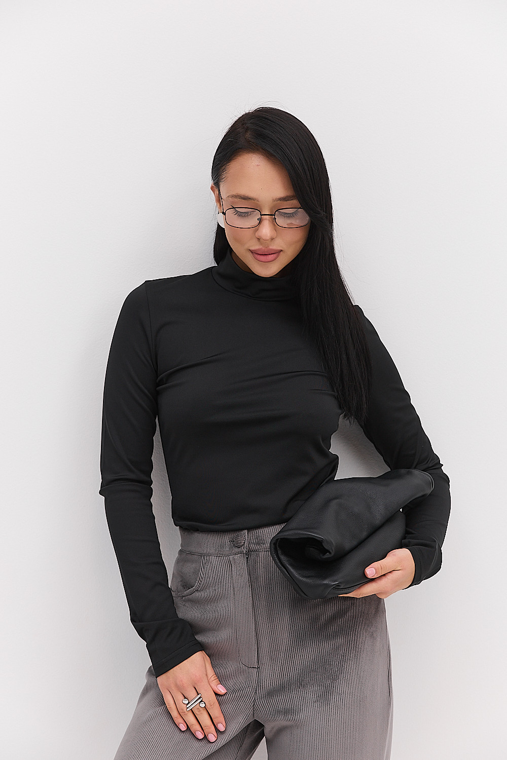 Жіночий лонгслів з коміром-стійкою і вирізом для пальчика чорний