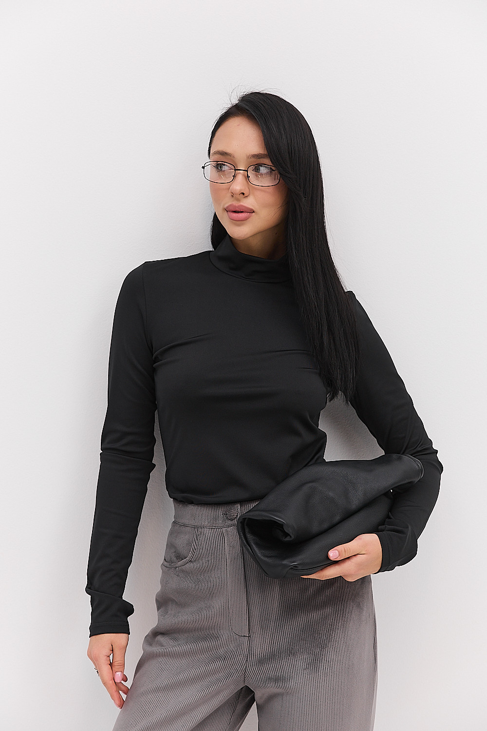 Жіночий лонгслів з коміром-стійкою і вирізом для пальчика чорний