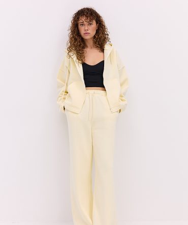 Жіночий спортивний костюм утеплений з зіп-худі кремовий