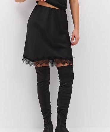 Атласна спідниця міні чорна з мереживом внизу