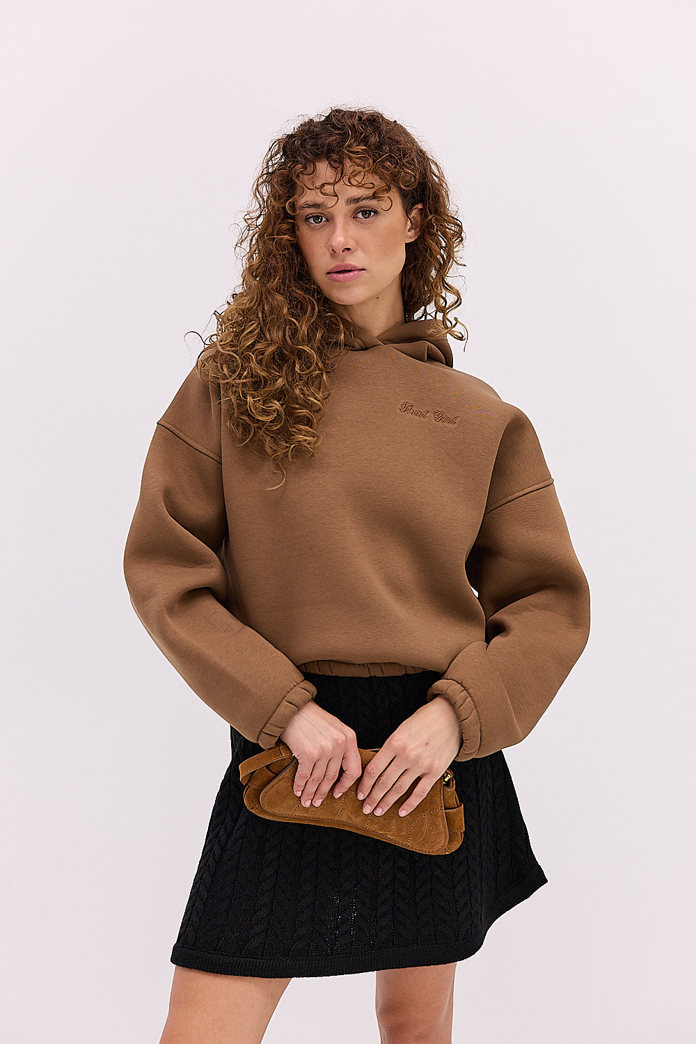 Жіноче утеплене худі коричневе з вишивкою That girl