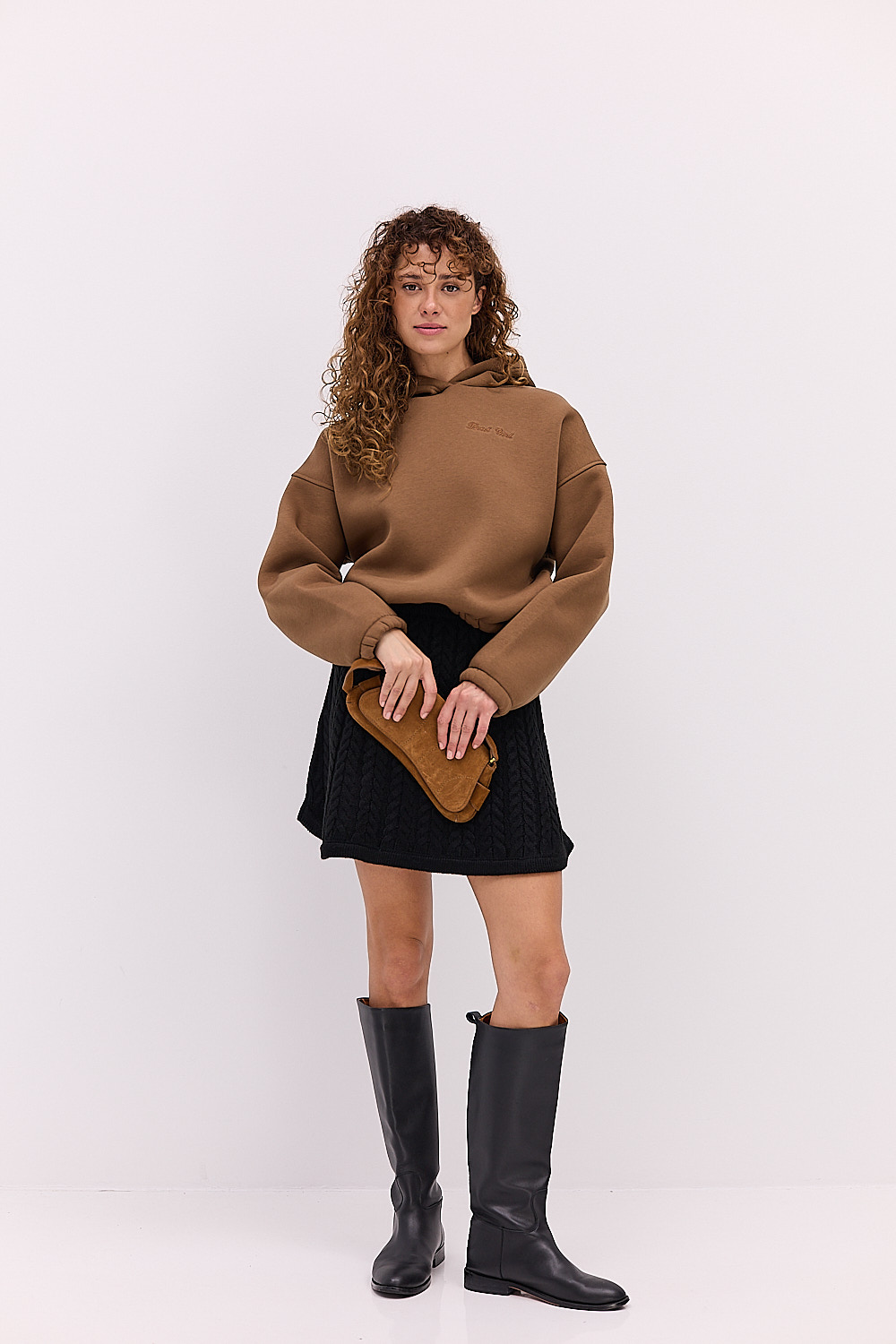 Жіноче утеплене худі коричневе з вишивкою That girl