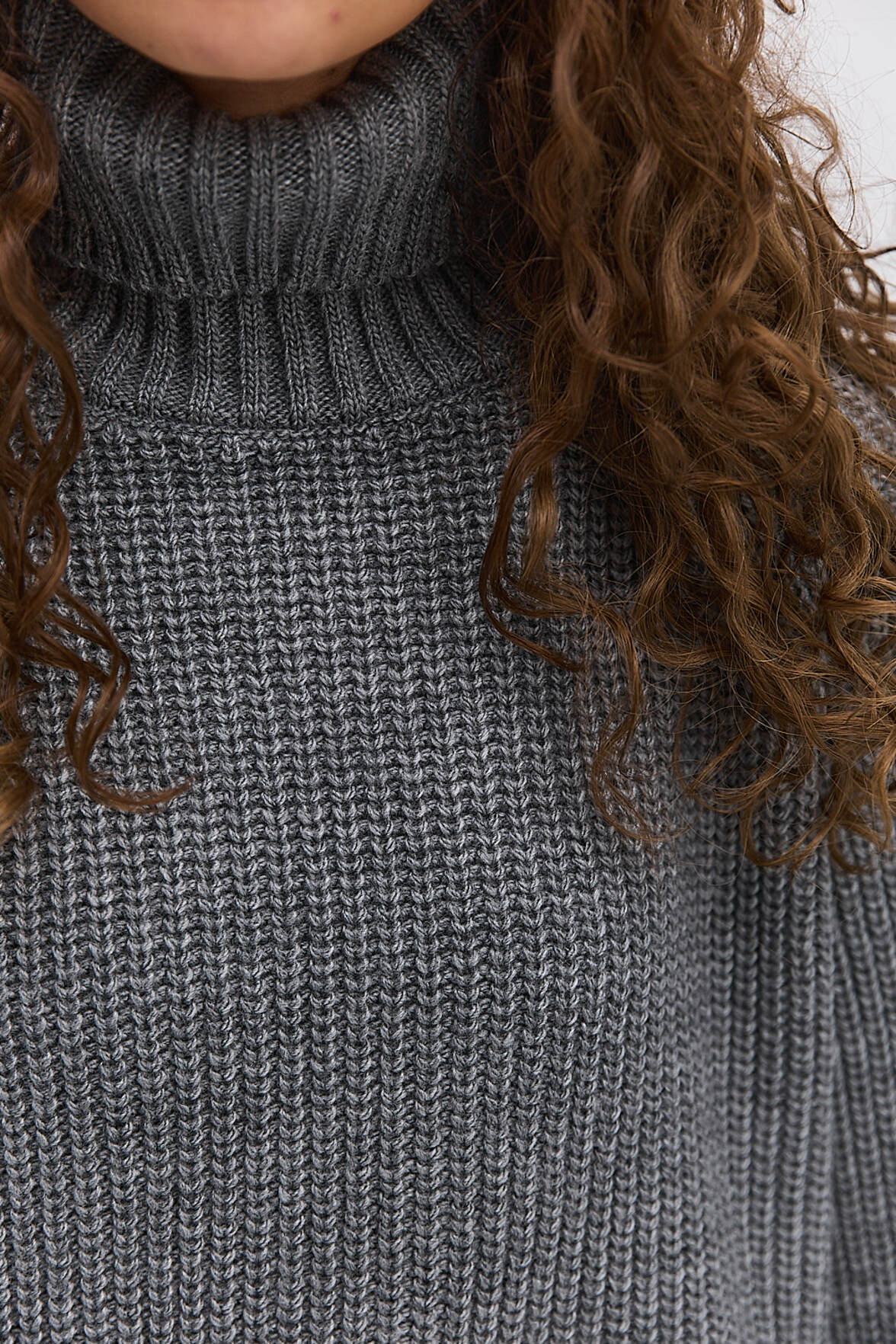 Жіночий в`язаний светр темно-сірий з рукавами-регланами