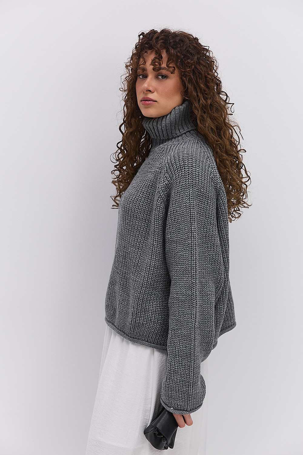 Жіночий в`язаний светр темно-сірий з рукавами-регланами