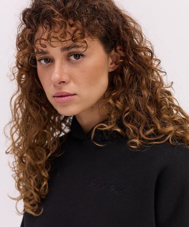 Жіноче утеплене худі чорне з вишивкою That girl