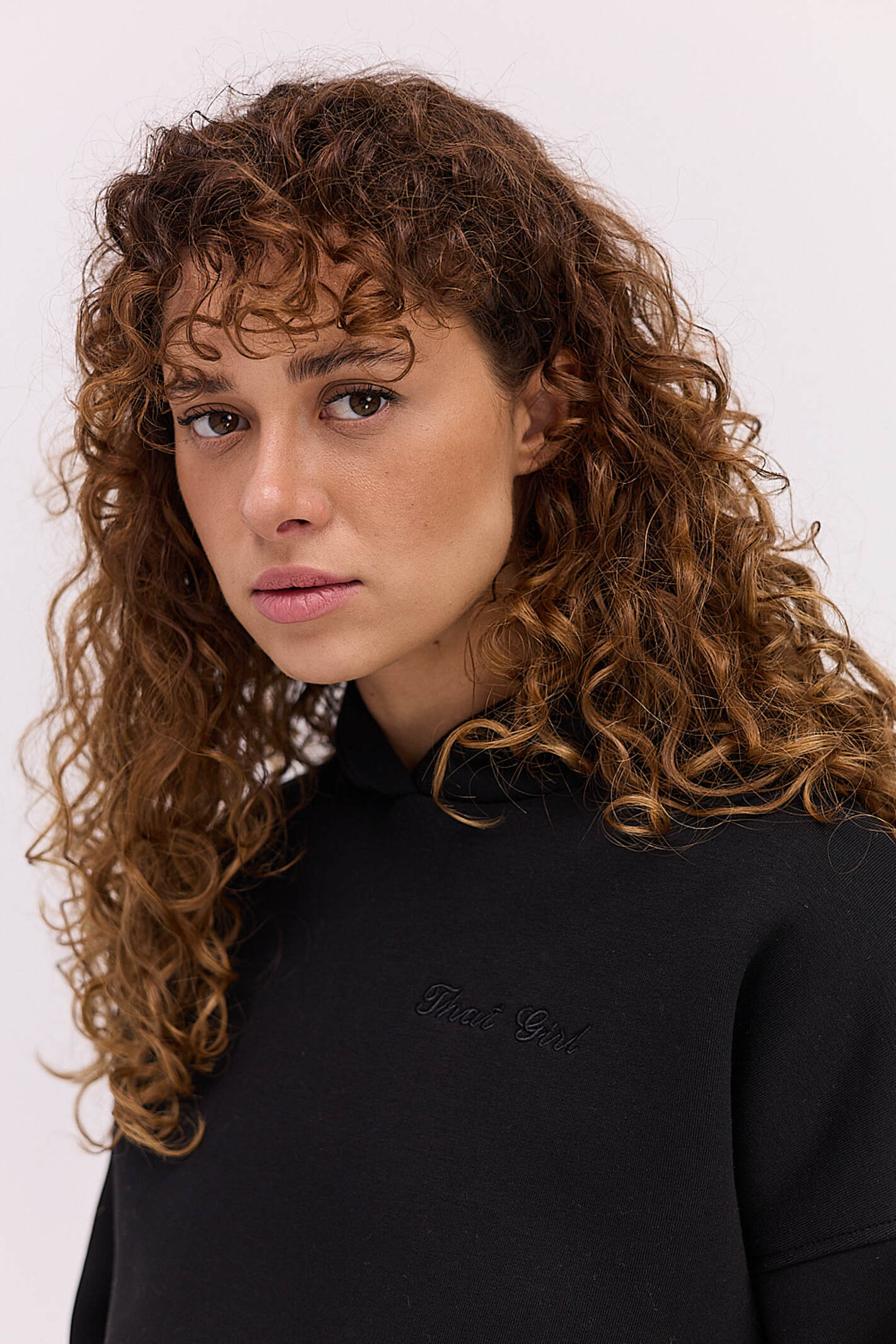 Жіноче утеплене худі чорне з вишивкою That girl